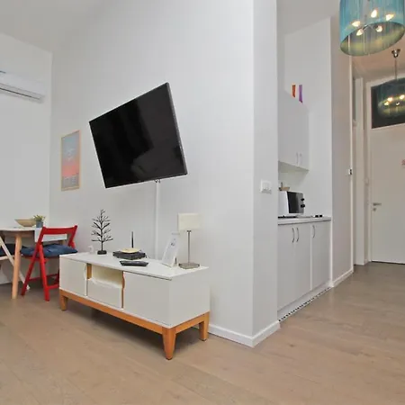 East Spacious In The Heart Of Daire